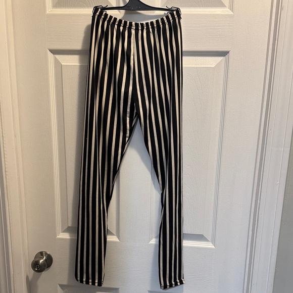 Pants - Chic Black and White Striped Women's Leggings